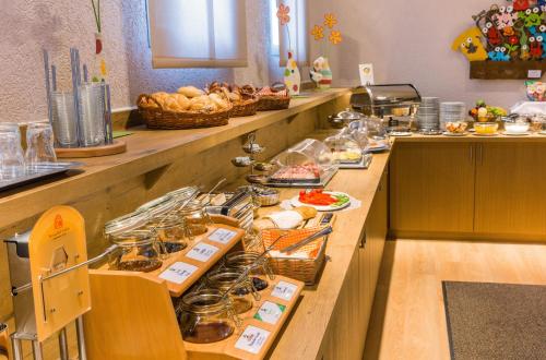a buffet line in a restaurant with food on it at Ambient Hotel am Europakanal in Fürth