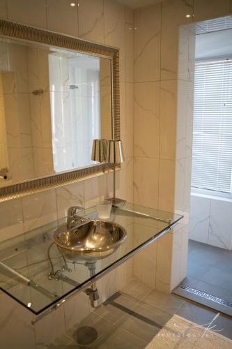 a bathroom with a sink and a mirror at Villa Arta in Drage