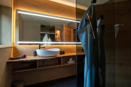 a bathroom with a sink and a mirror at Lodge 53 in Breitenwang