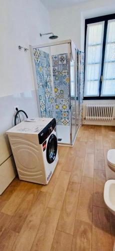 a washing machine sitting on the floor of a room at lucia in Bellagio