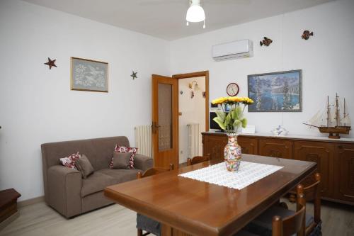 a living room with a table and a couch at Alta Marea in Fossacesia