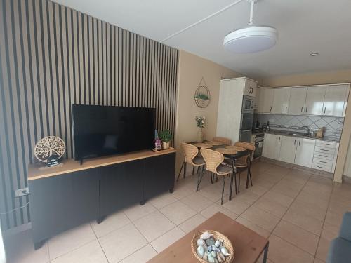 Greatly located apartment with heated pool, Los Cristianos