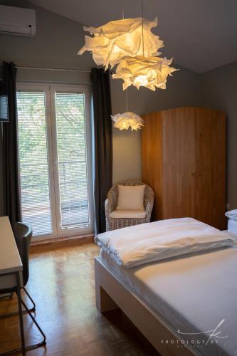 a bedroom with a bed and a chandelier at Villa Arta in Drage