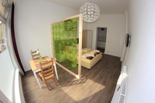 een kleine kamer met een tafel en een slaapkamer bij Schlaf(t)raum in Berlijn