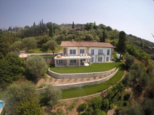 una vista aérea de una casa en una colina en Villa Paola, en Torri del Benaco