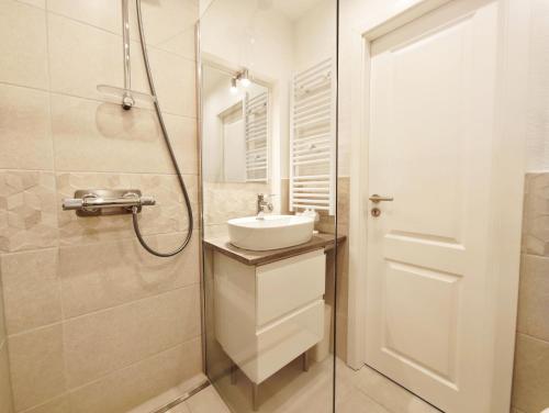 a bathroom with a sink and a shower at Sonne, Wind und Meer in Westerland