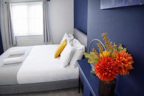 Chic 5 Bedroom House with Private Parking & Garden photo 5