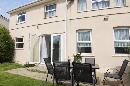 Chic 5 Bedroom House with Private Parking & Garden photo 4