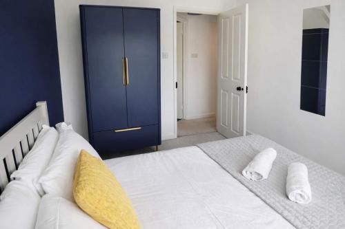 Chic 5 Bedroom House with Private Parking & Garden photo 7