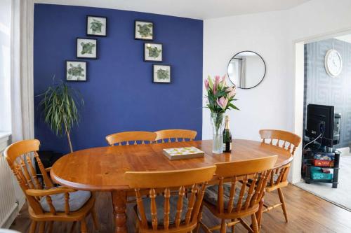 Chic 5 Bedroom House with Private Parking & Garden photo 9