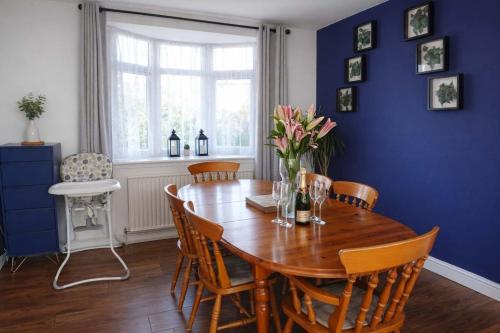 Chic 5 Bedroom House with Private Parking & Garden photo 11