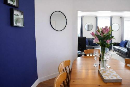 Chic 5 Bedroom House with Private Parking & Garden photo 12