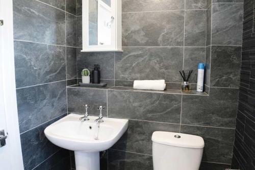 Chic 5 Bedroom House with Private Parking & Garden photo 13