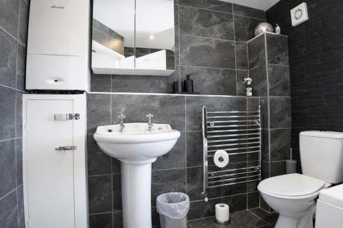 Chic 5 Bedroom House with Private Parking & Garden photo 14
