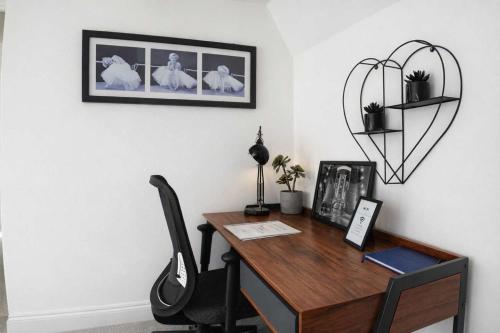 Chic 5 Bedroom House with Private Parking & Garden photo 15