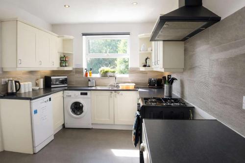 Chic 5 Bedroom House with Private Parking & Garden photo 22