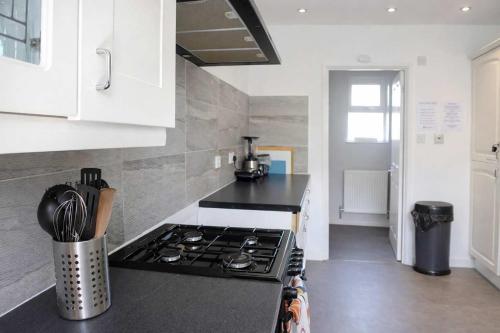Chic 5 Bedroom House with Private Parking & Garden photo 23