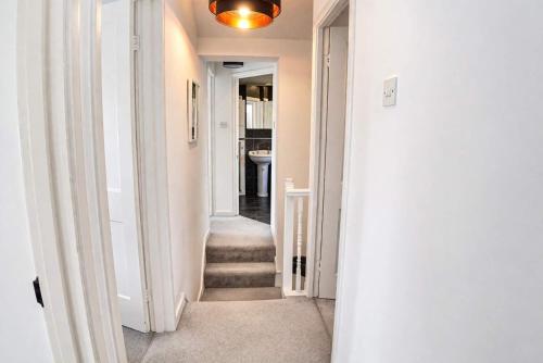 Chic 5 Bedroom House with Private Parking & Garden photo 27