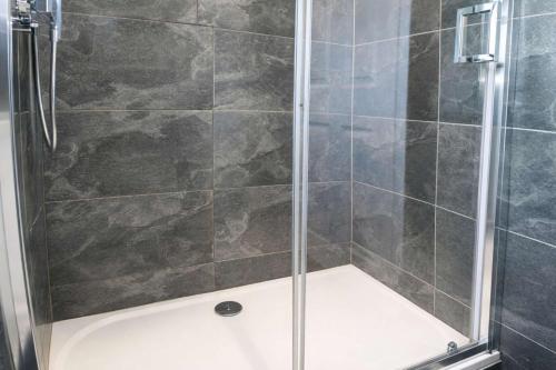 Chic 5 Bedroom House with Private Parking & Garden photo 37