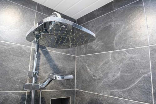 Chic 5 Bedroom House with Private Parking & Garden photo 39