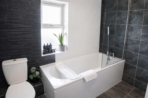 Chic 5 Bedroom House with Private Parking & Garden photo 43