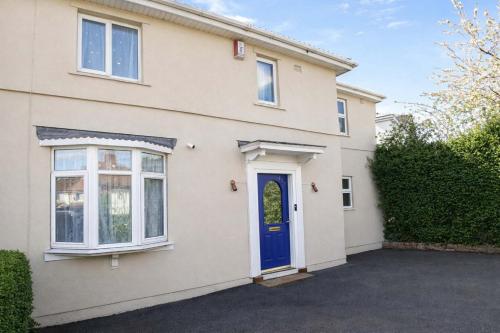 Chic 5 Bedroom House with Private Parking & Garden photo 45