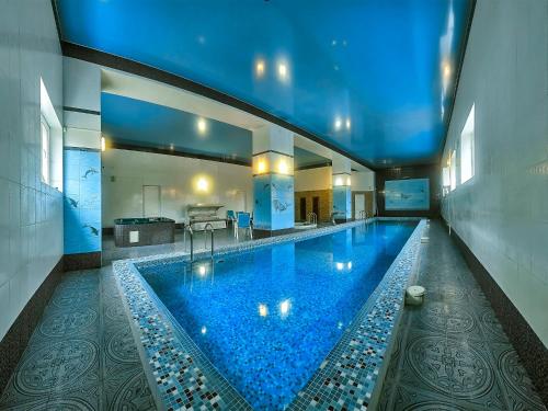 - une grande piscine dans un bâtiment dans l'établissement Sanatorium Elite Dnipro, à Trouskavets
