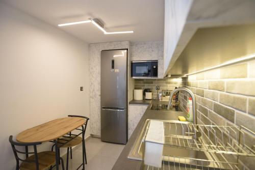 Casa d' Irene near airport, 200 mtrs from the beach, Artemis center