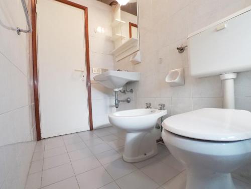 リド・ディ・スピーナにあるAppartamento Bilocale Vista Mareの白いバスルーム(トイレ、シンク付)
