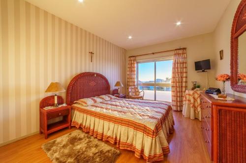 a bedroom with a bed and a window at Excellent location, good access to the beach in Vila do Conde