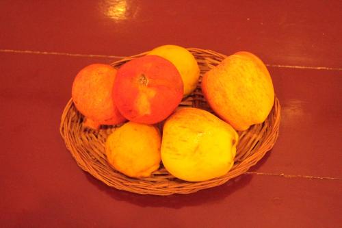 a basket of apples and pears on a table at Chettinaadu Narayana Vilas in Kānādukāttān