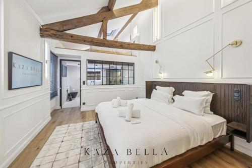 a bedroom with a large bed in a room at KAZA BELLA - Malakoff in Malakoff