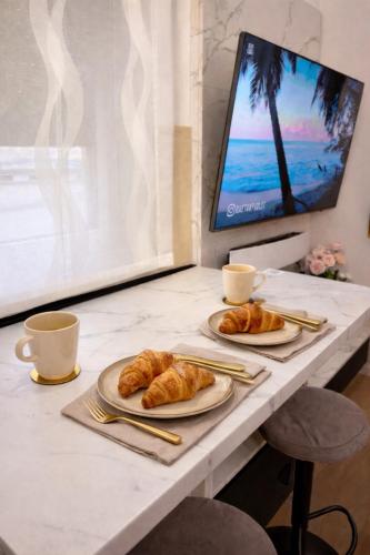 Bellamy - Elegant cozy studio with King bed, Netflix and free Parking