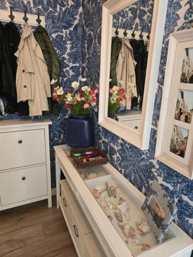 a dressing room with blue and white wallpaper at Family Home FeWo de lux Świnoujście in Świnoujście