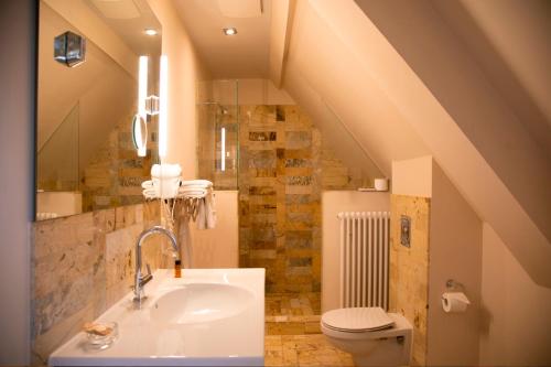 a bathroom with a sink and a toilet at Hotel Börse in Görlitz