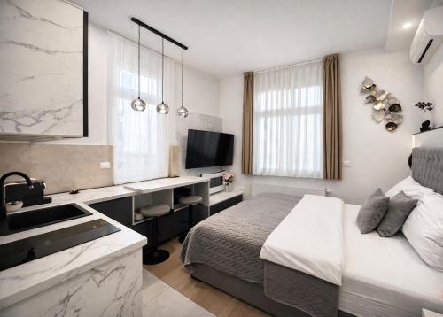 Bellamy - Elegant cozy studio with King bed, Netflix and free Parking