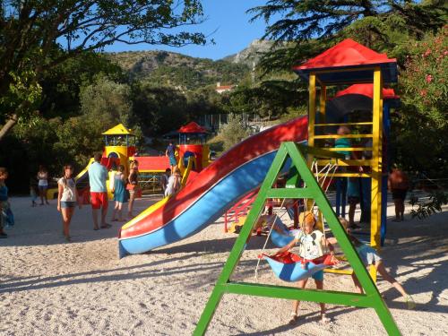 eine Gruppe von Kindern, die auf einem Spielplatz spielen in der Unterkunft Milocer Apartment in Sveti Stefan