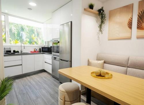 a kitchen and dining room with a table and a couch at Alegria 79 - Fabulous 3 Bedroom House in Coimbra