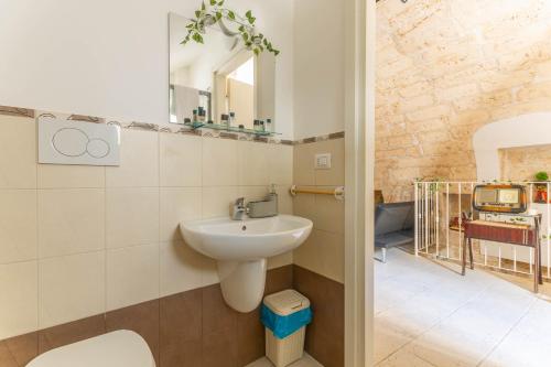 a bathroom with a sink and a mirror at Maison de Sisine in Capurso
