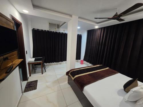 a bedroom with a bed and a ceiling fan at HOTEL ToWNHOUSE in New Delhi