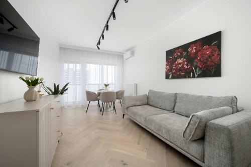Harmonijny Apartament z Widokiem na Rzekę we Wrocławiu by Noclegi Renters