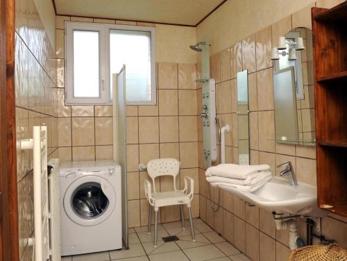 a bathroom with a washing machine and a sink at Entre seine et canal in Méry-sur-Seine
