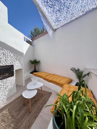 a living room with a couch and a table at Tu Casita Rural in Valdilecha