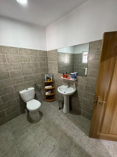 a bathroom with a toilet and a sink at Chambre La Villa Kalanga in Abidjan