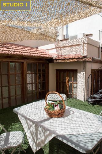 Platos's Academy Studio 100m² (4min METRO)