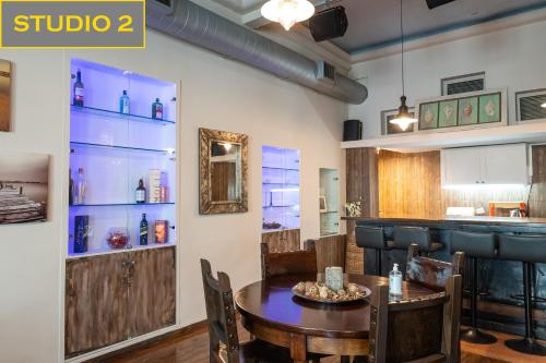 Platos's Academy Studio 100m² (4min METRO)