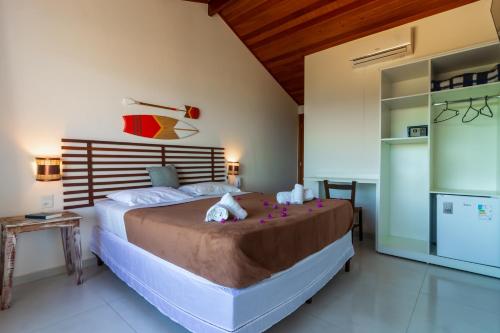 a bedroom with a large bed in a room at La Proeza Pousada in Búzios