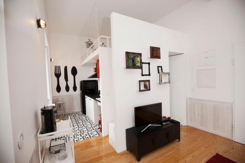 GET Lights and Books in Flat