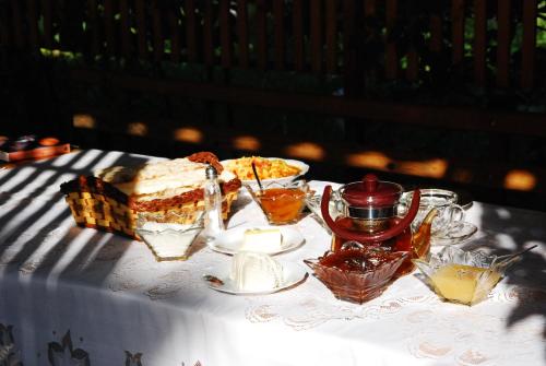 Gayane & Khikar B&B في Chʼiva: طاولة مليئة بالكعك والحلويات على طاولة