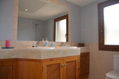 baño con 2 lavabos y espejo grande en Buena Vista 7708 - Resort Choice en La Manga del Mar Menor